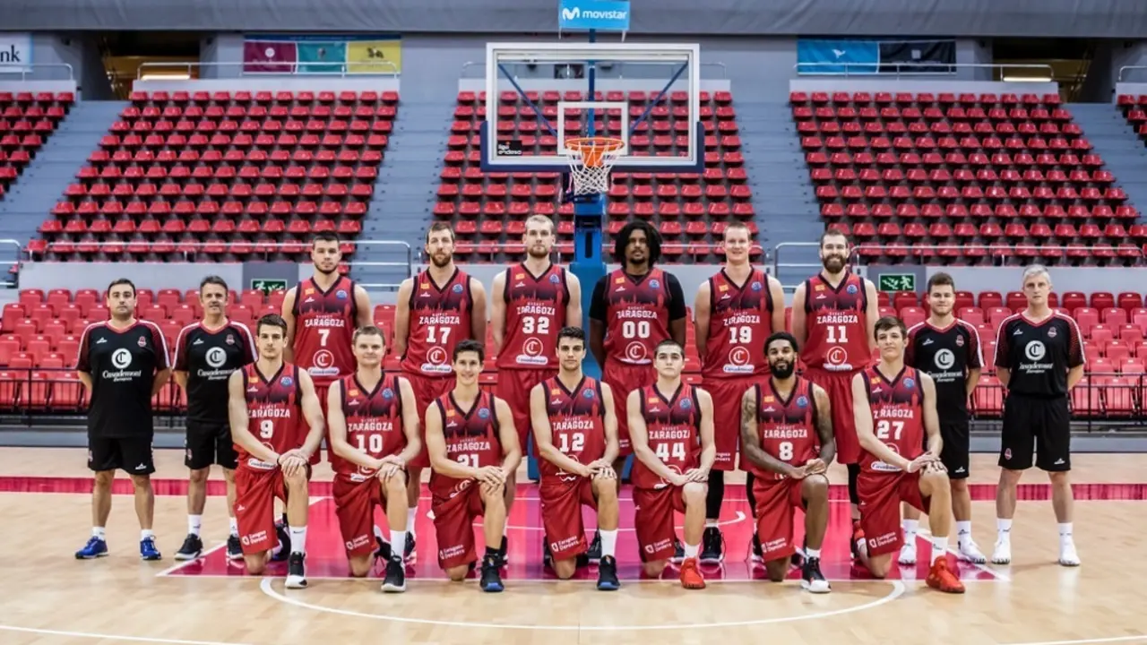 Foto de familia del Casademont Zaragoza, antes de los fichajes de Ennis y Thompson. Foto: Basket Zaragoza
