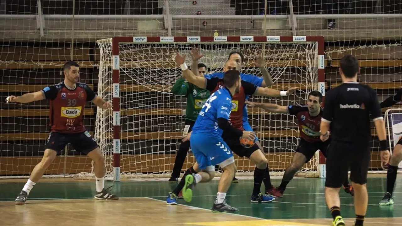 Defensa del Bada Huesca contra el BM Sinfin con el que se abri&oacute; la segunda vuelta en el Palacio la pasada temporada. Foto: C.Pascual