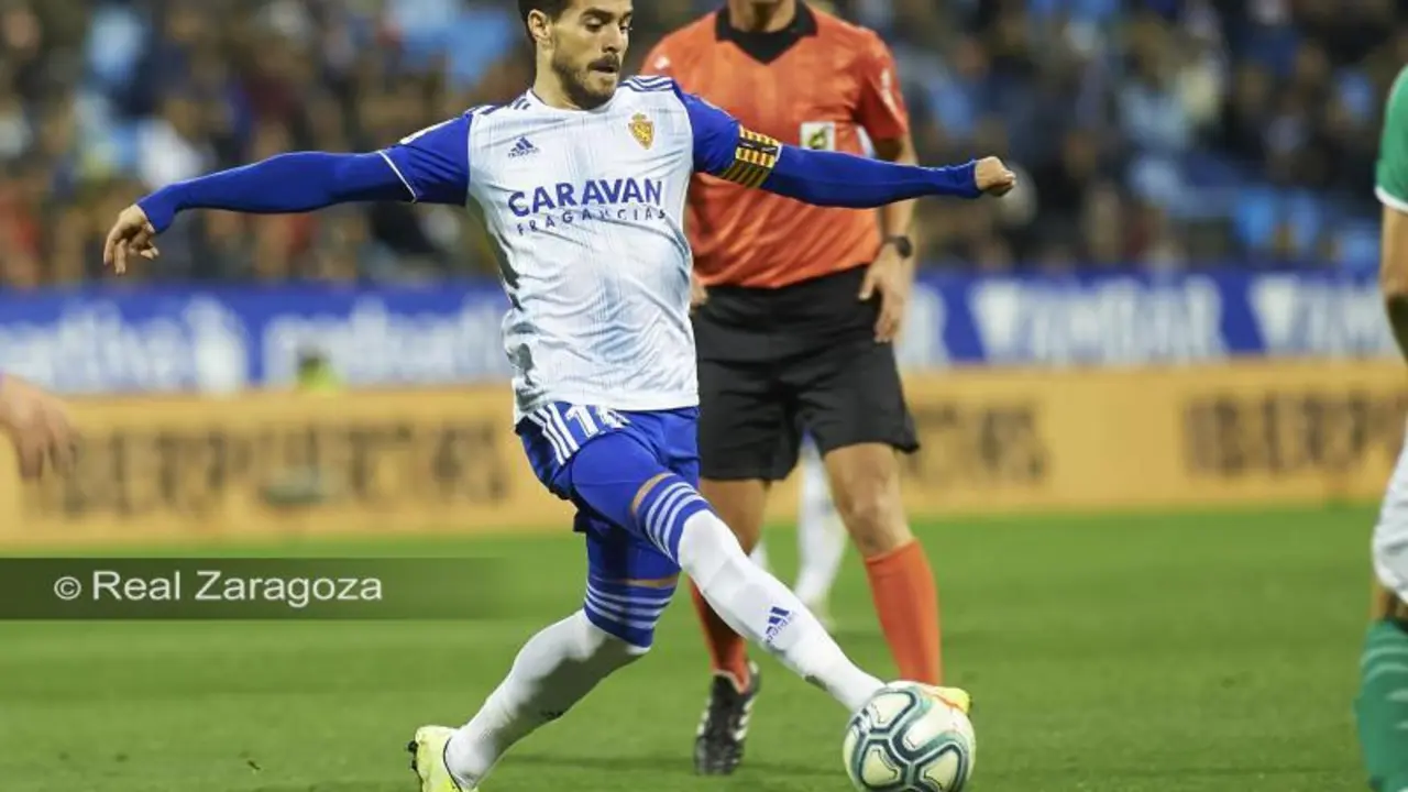 Javi Ros controlando un bal&oacute;n en el partido ante el Racing de Santander en La Romareda. Foto: Real Zaragoza