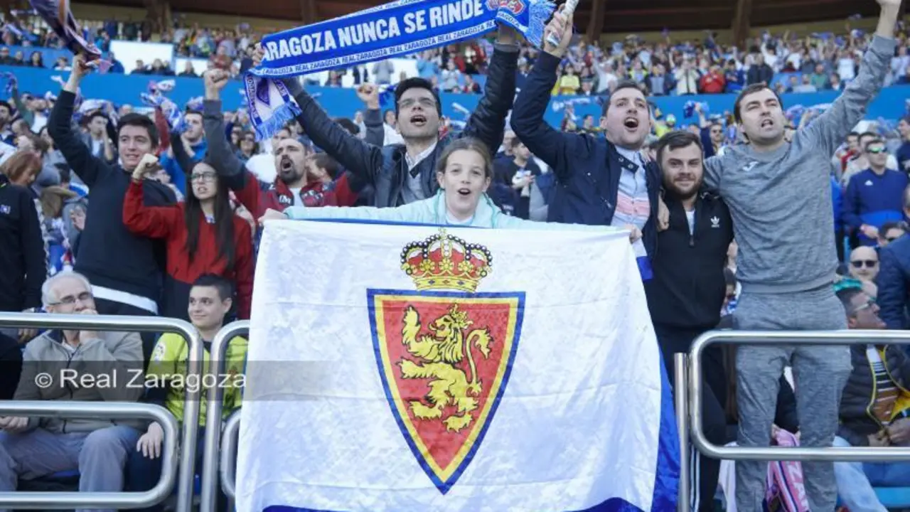 Pe&ntilde;istas y aficionados del Real Zaragoza demuestran su solidaridad ante el coronavirus. Foto: Real Zaragoza