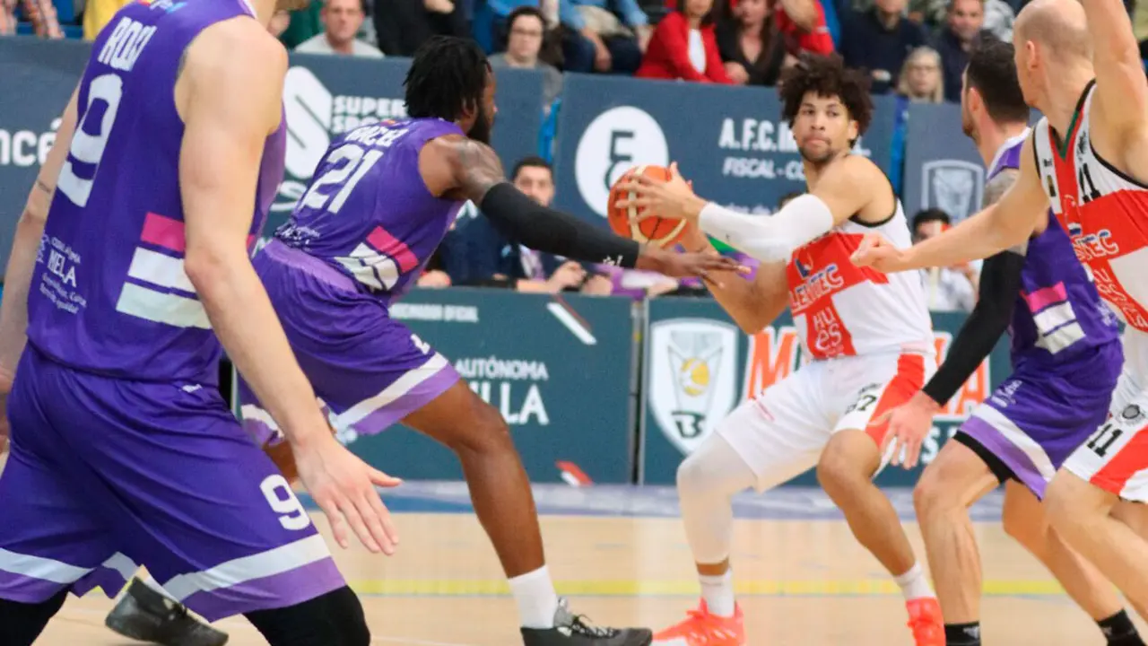 Tamayo busca a Grabauskas en lo que puede ser el &uacute;ltimo partido esta temporada | Foto: Nuria Rioja
