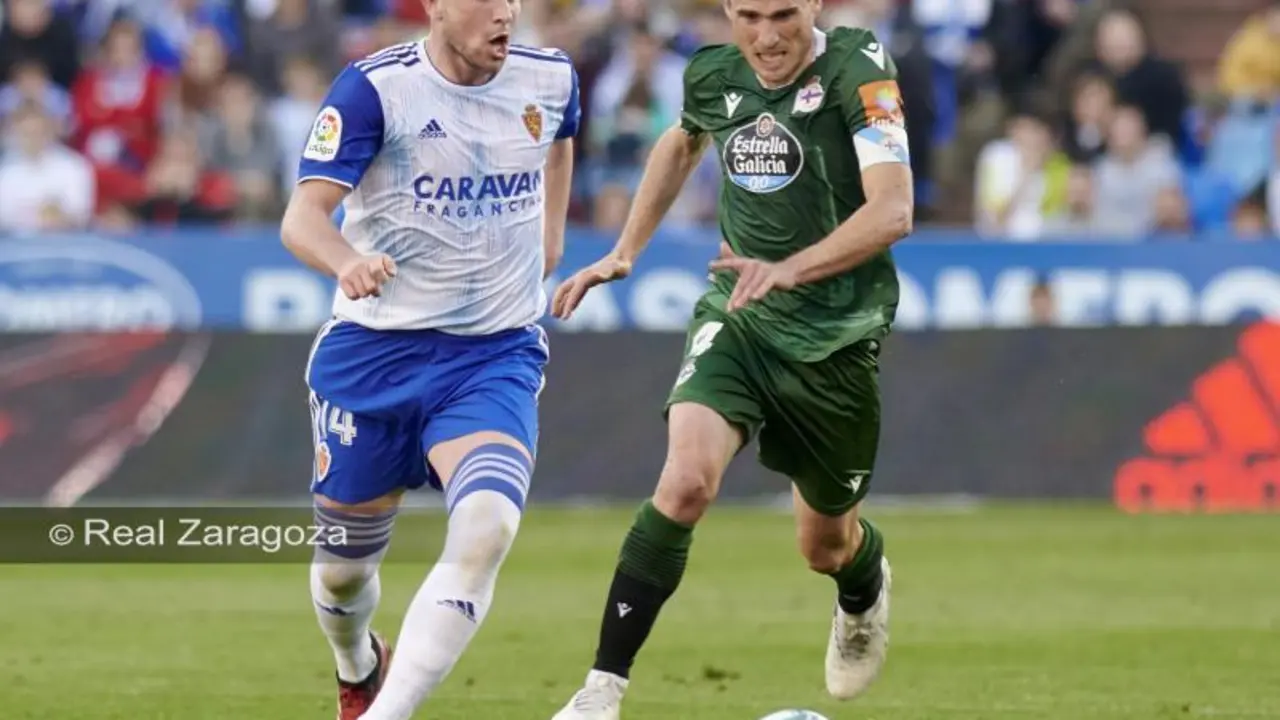 Ra&uacute;l Guti disputando un bal&oacute;n en el partido ante el RC Deportivo de la Coru&ntilde;a en La Romareda. Foto: Tino Gil / Real Zaragoza
