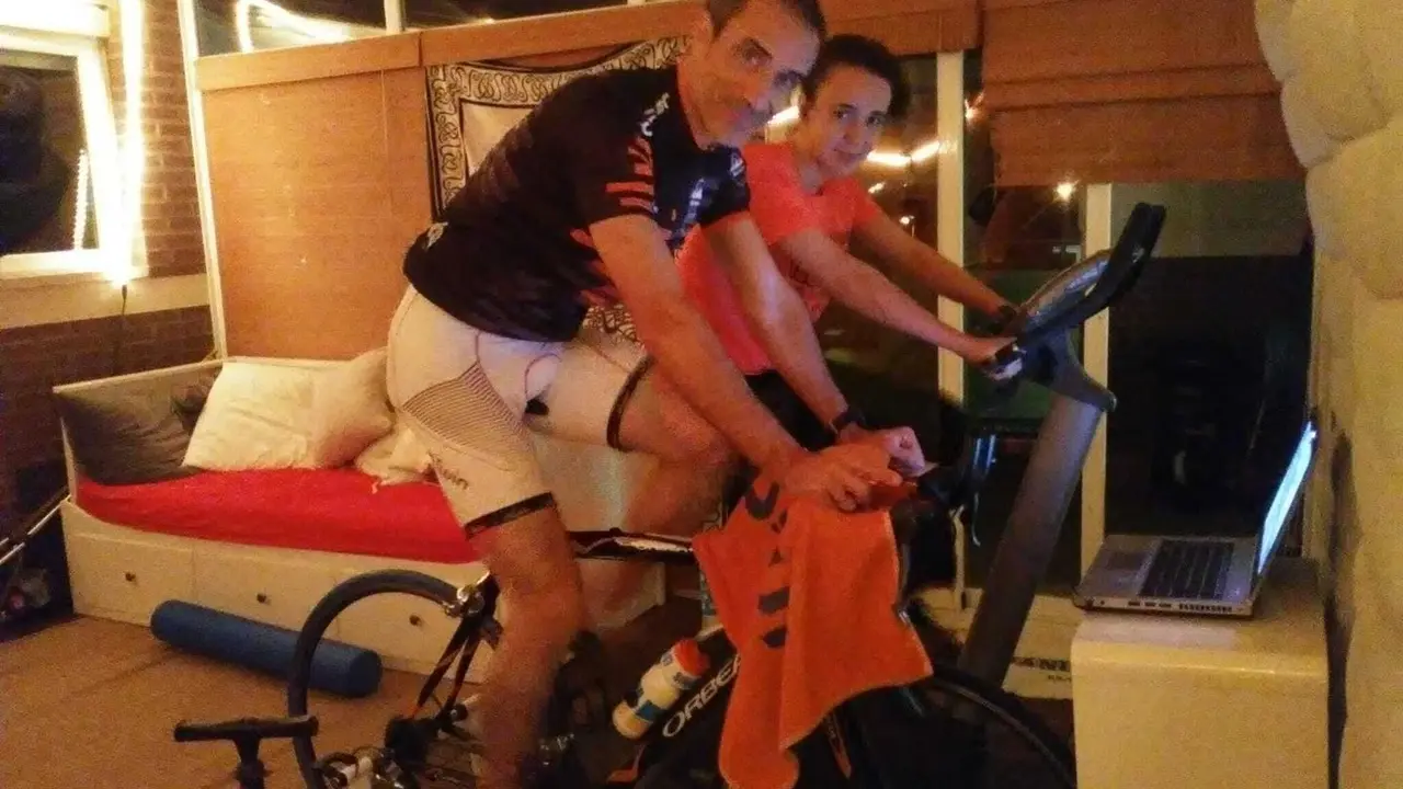 Primer plano de Roberto Rasal entrenando en casa con su hija mayor, Noah, con el rodillo para ajustar su puesta en forma de cara al Ironman de Haw&aacute;i. Foto: Cedida