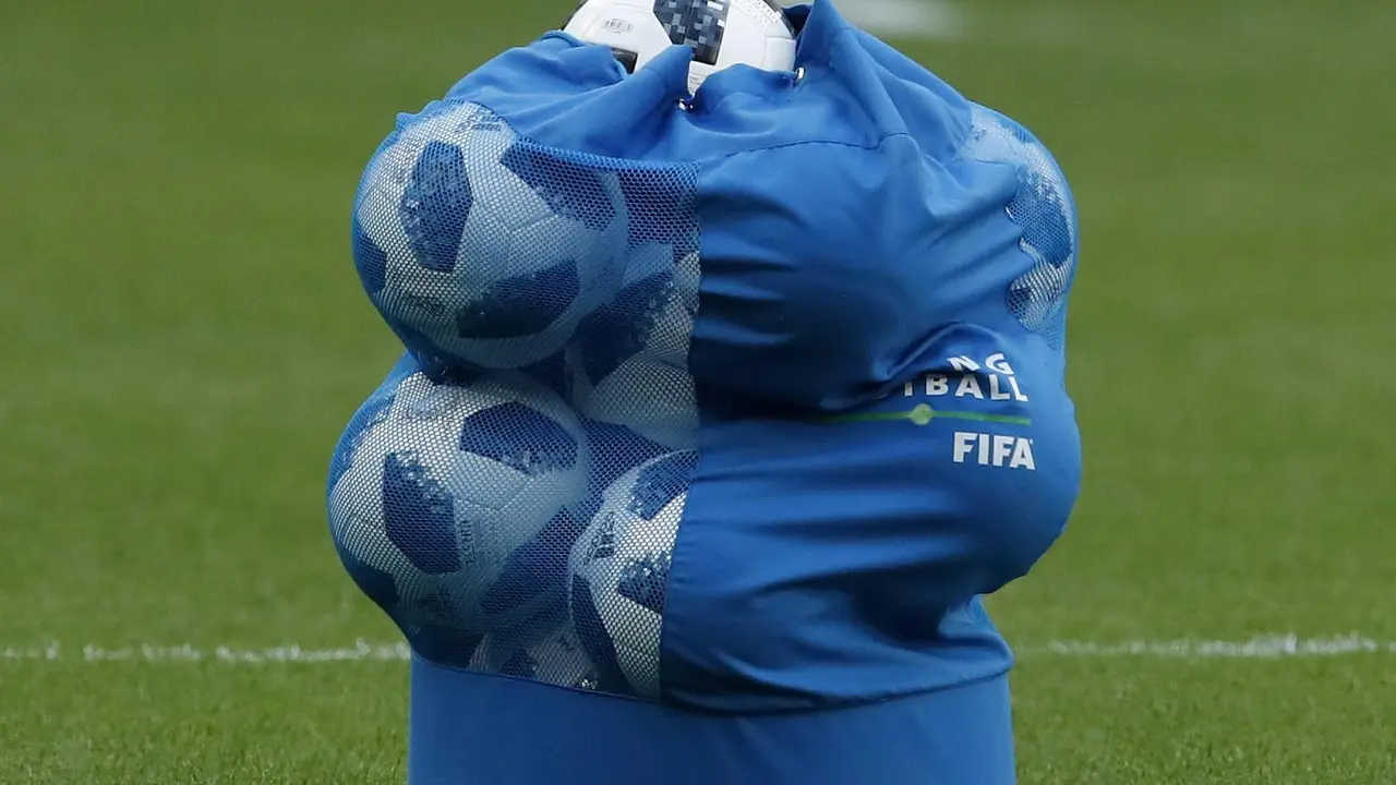La FIFA hace tres propuestas concretas a los clubes de f&uacute;tbol y jugadores. Foto: EFE/Archivo