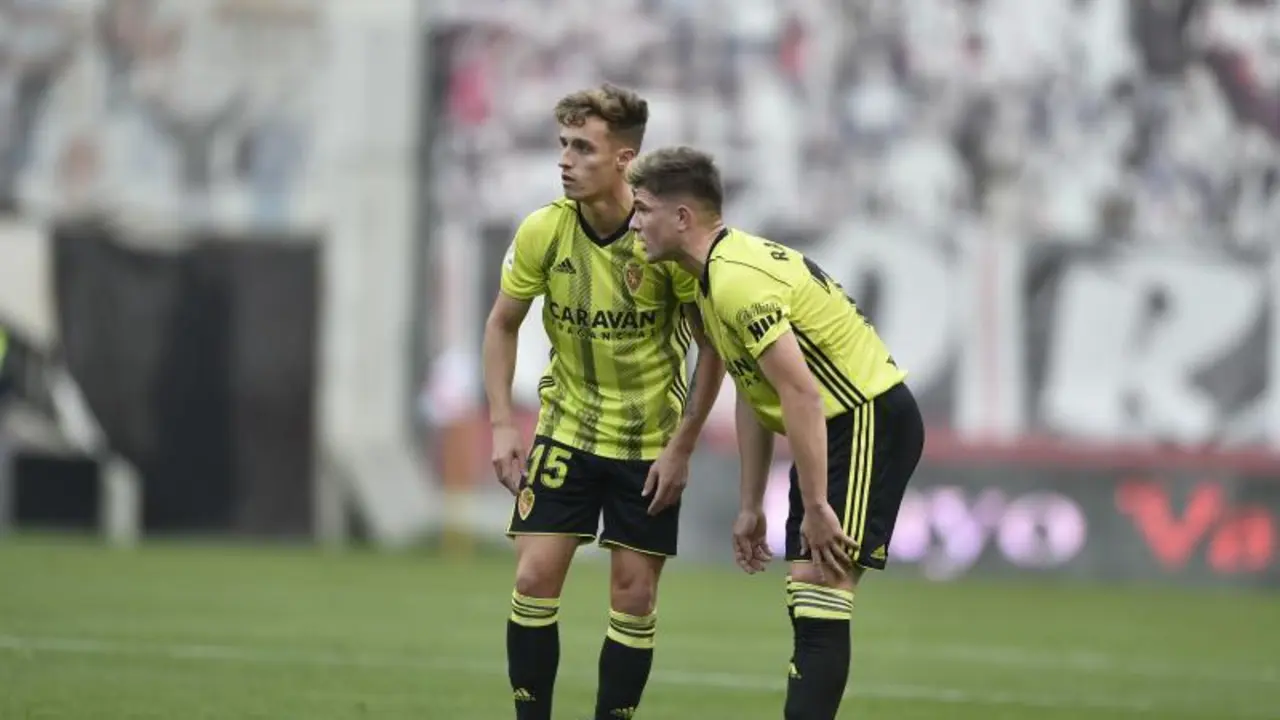 &Aacute;lex Blanco y Ra&uacute;l Guti en un lanzamiento de falta en el partido de la primera vuelta en Vallecas. Foto: Real Zaragoza