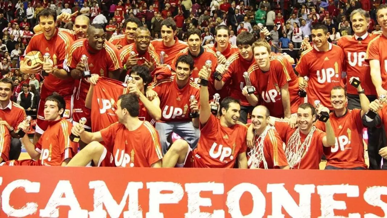El equipo celebra el ascenso sobre la pista del Pr&iacute;ncipe Felipe. Foto: Basket Zaragoza