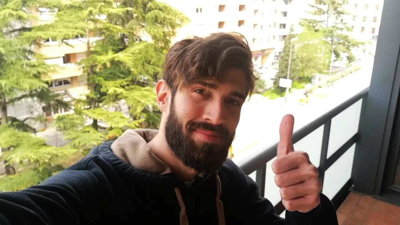 Selfie de gerard Carmona, en el balc&oacute;n del piso que comparte con Adri&agrave; P&eacute;rez. Foto: Carmona
