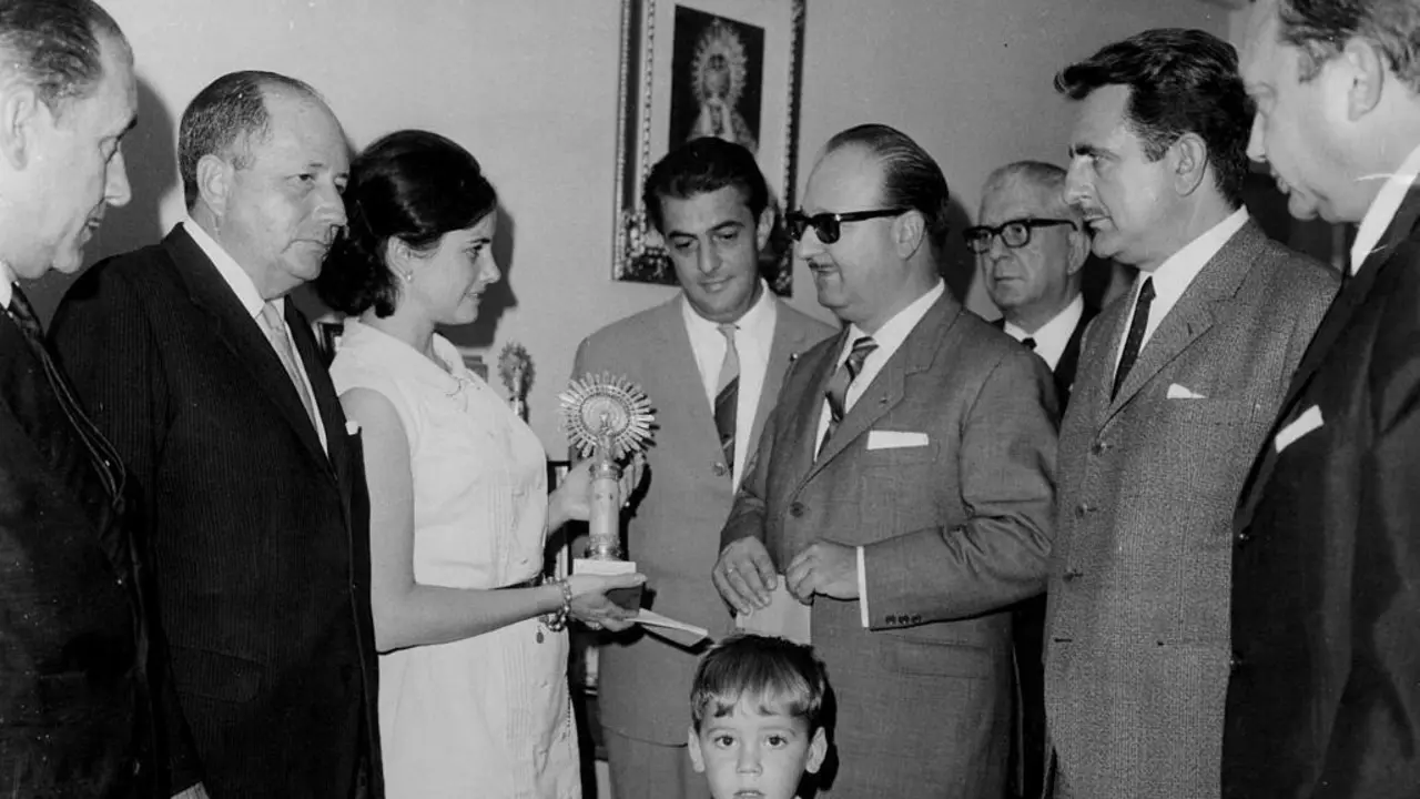 El ex presidente del Real Zaragoza, Alfonso Us&oacute;n, entrega a la esposa del malogrado Miguel Mart&iacute;nez una Virgen del Pilar