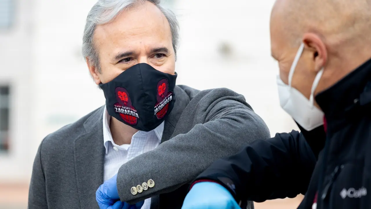 El alcalde Jorge Azc&oacute;n, con la mascarilla del escudo del Casademont Zaragoza. Foto: Miguel Gracia