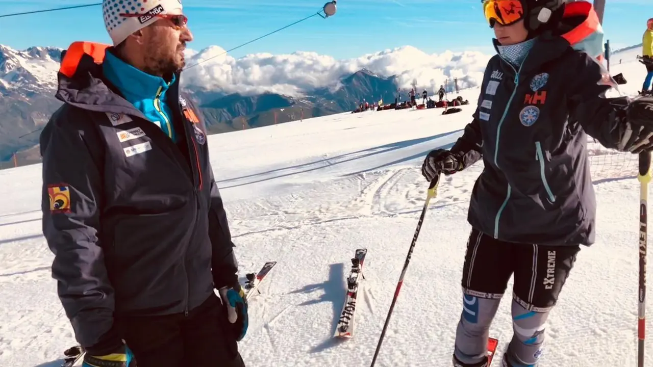 Paco Alegre y Celia Abad charlan sobre la nieve en un entrenamiento. Foto: Cetdi Arag&oacute;n