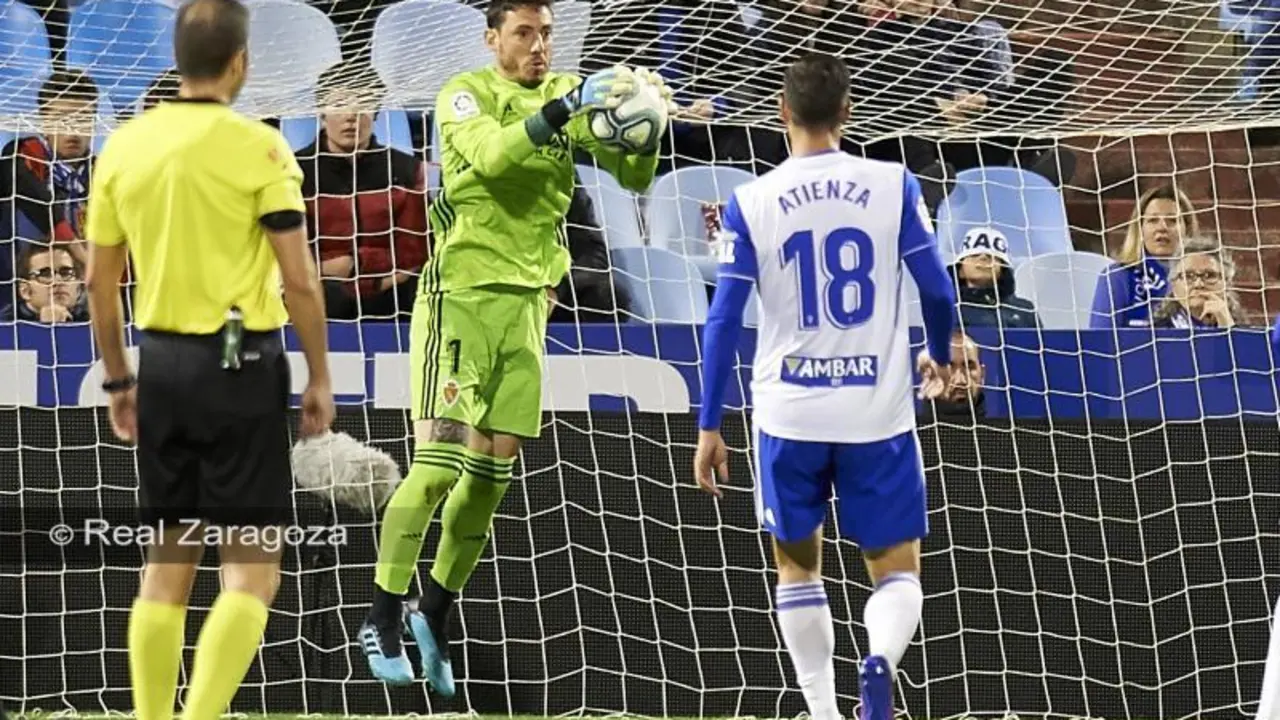 Cristian &Aacute;lvarez atrapa un bal&oacute;n en el partido ante el CD Mirand&eacute;s de la jornada 12 en La Romareda. Foto: Tino Gil / Real Zaragoza