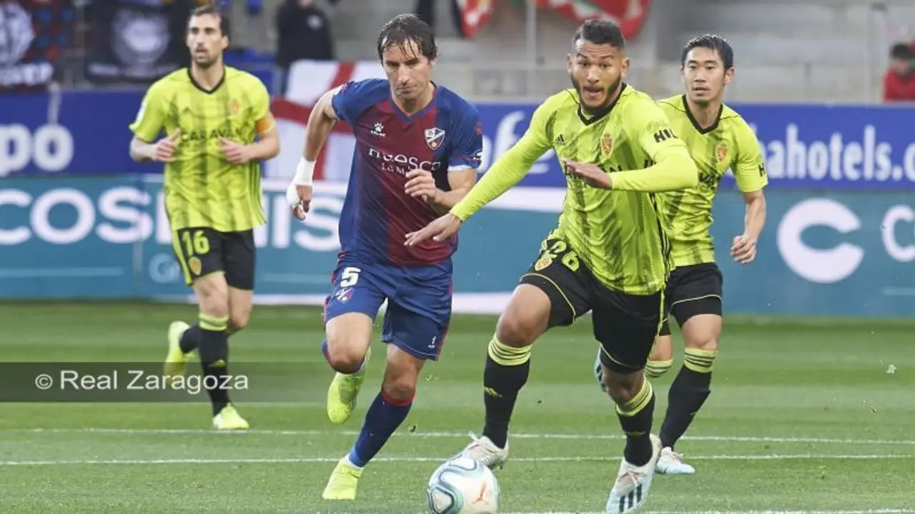 Luis Su&aacute;rez conduce el bal&oacute;n en el derbi aragon&eacute;s disputado en El Alcoraz. Foto: Real Zaragoza