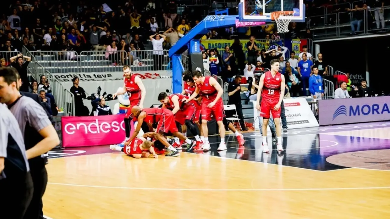 Los jugadores del Basket Zaragoza celebran por el suelo el triple de Okoye. Foto: Martin Imatge/ACB