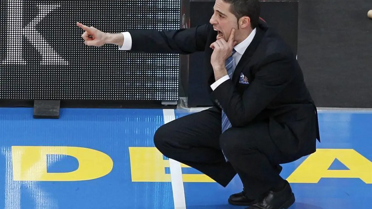 Lape&ntilde;a, entrenador del Fenerbahce femeino. | Foto: EFE