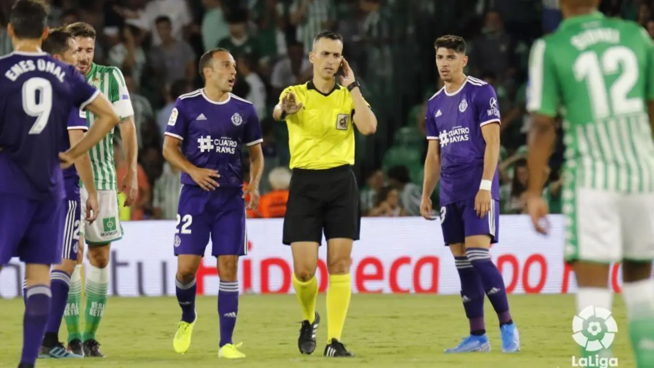 El colegiado aragon&eacute;s Jaime Latre en el Betis-Valladolid de esta temporada. Foto: LFP