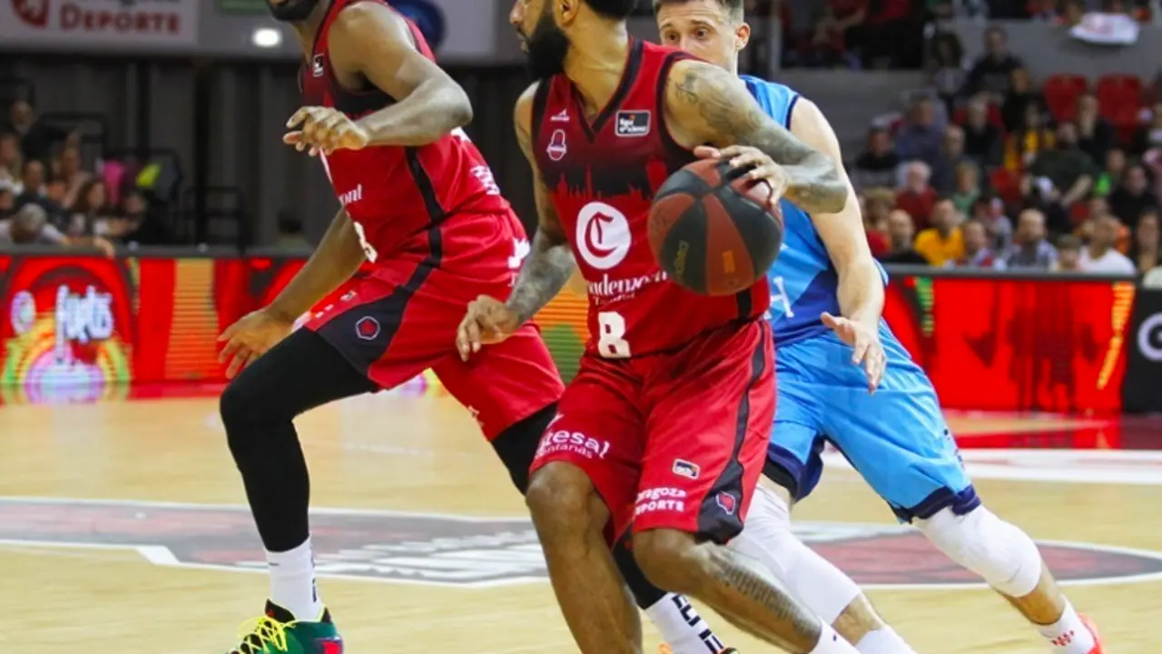 Seeley y Thompson, en el partido frente al Estudiantes. Foto: Esther Casas