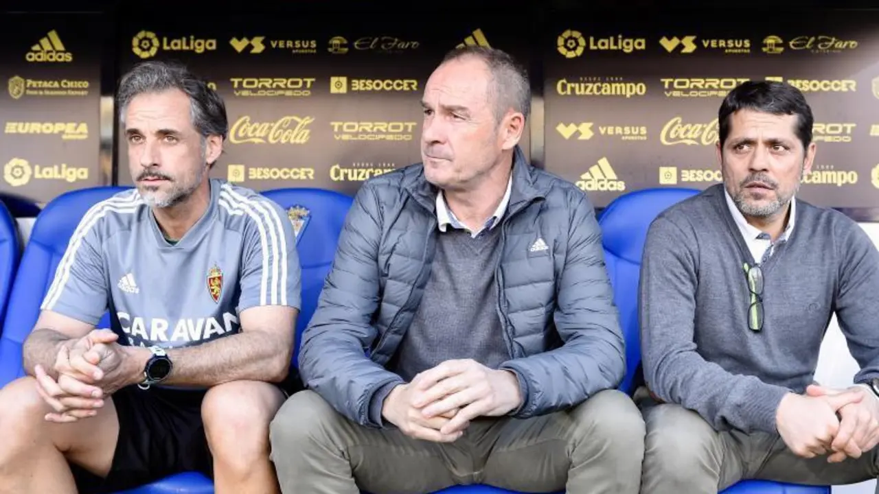 Roberto Cabellud, V&iacute;ctor Fern&aacute;ndez y Loreto en el banquillo del Ram&oacute;n de Carranza. Foto: Real Zaragoza

