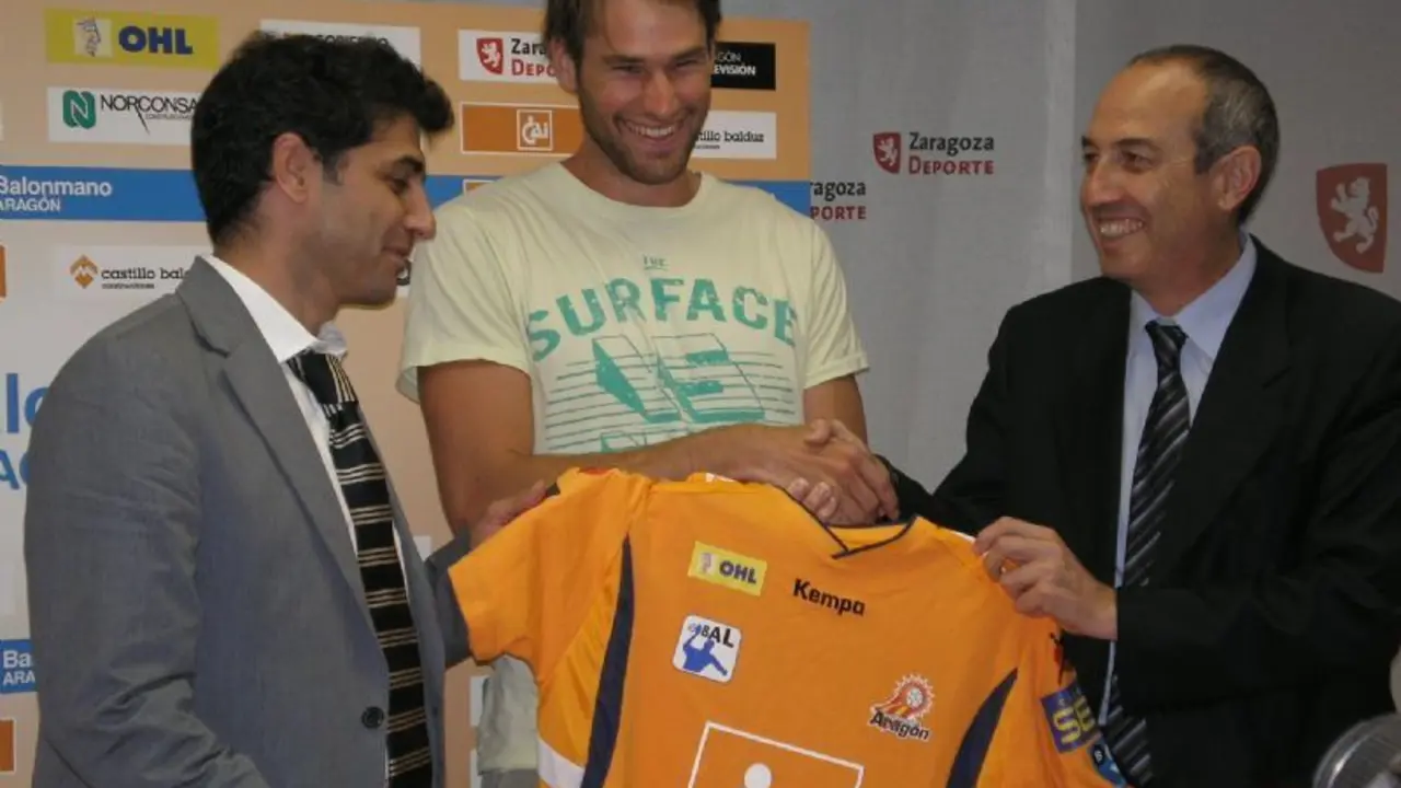 Fredrik Larsson, el d&iacute;a de su presentaci&oacute;n con el BM Arag&oacute;n. Foto: Zaragoza Deporte