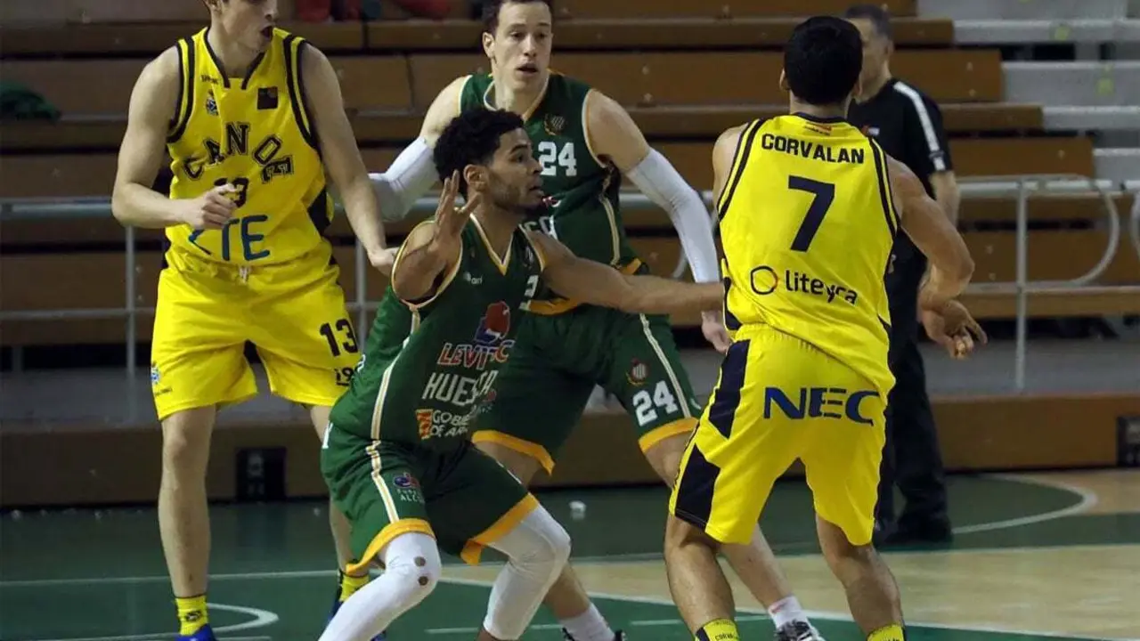 Wintering y Skara en una defensa durante el &uacute;ltimo partido celebrado en Huesca | Foto: C.Pascual