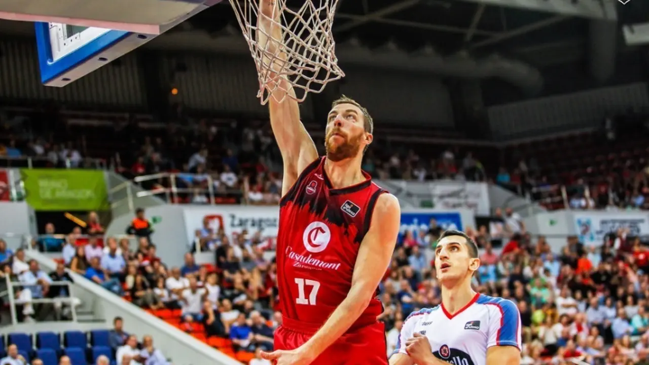 Fran V&aacute;zquez machaca el aro ante el Obradoiro. Foto: Esther Casas/Casademont Zaragoza