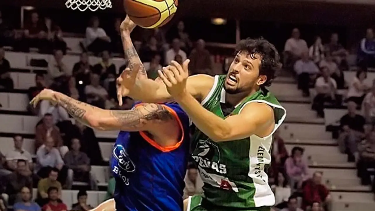 Edu Gatell lucha por un rebote durante su segunda temporada en Huesca | Foto: C.Pascual