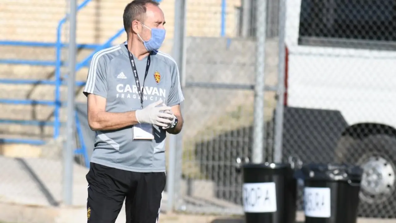 V&iacute;ctor Fern&aacute;ndez con mascarilla y guantes, en la Ciudad Deportiva. Foto: Real Zaragoza