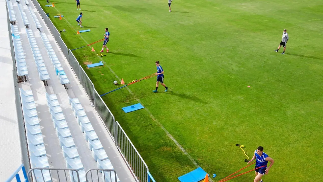 Los jugadores del Real Zaragoza entrenan cumpliendo la distancia de seguridad. Foto: Real Zaragoza