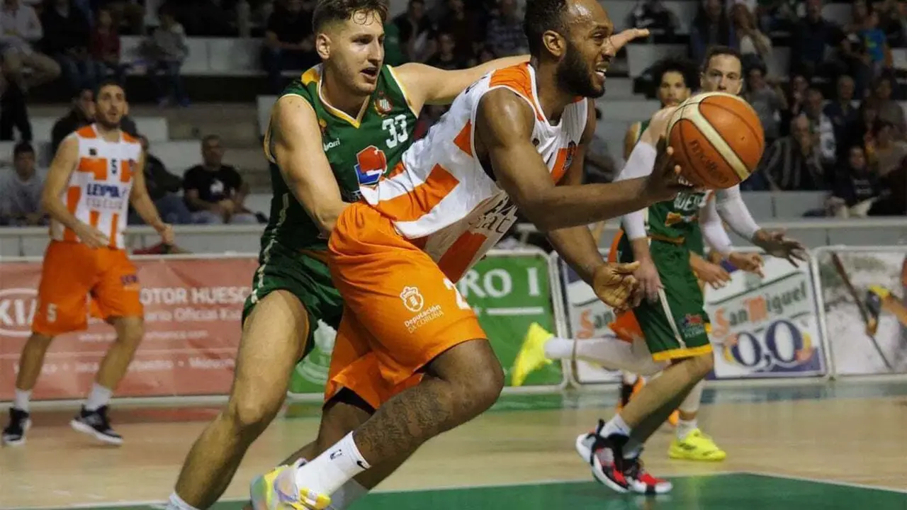 Vasilije Vucetic defendiendo en un partido de esta temporada con Levitec Huesca | Foto: C.Pascual