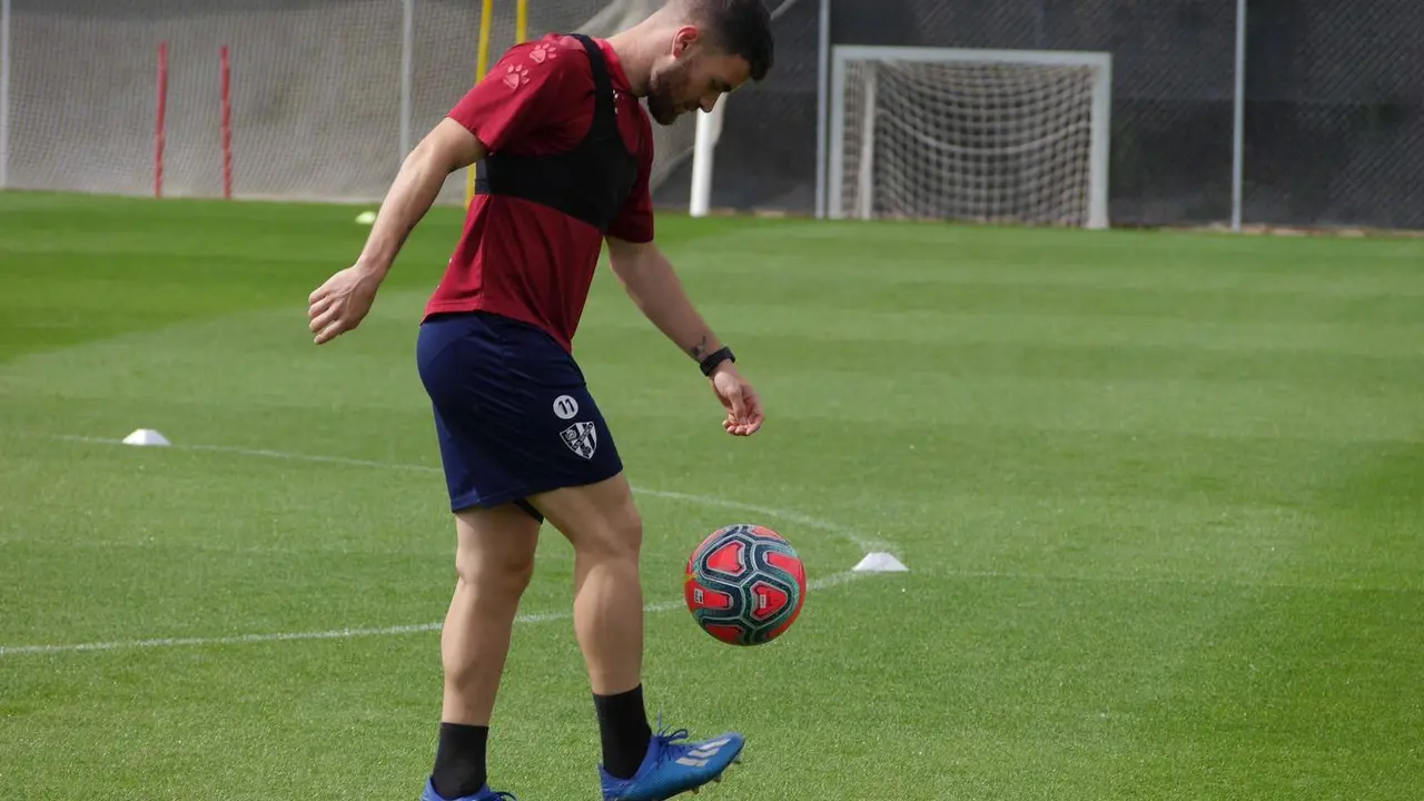 Gal&aacute;n hace toques durante un entrenamiento. | Foto: SD Huesca