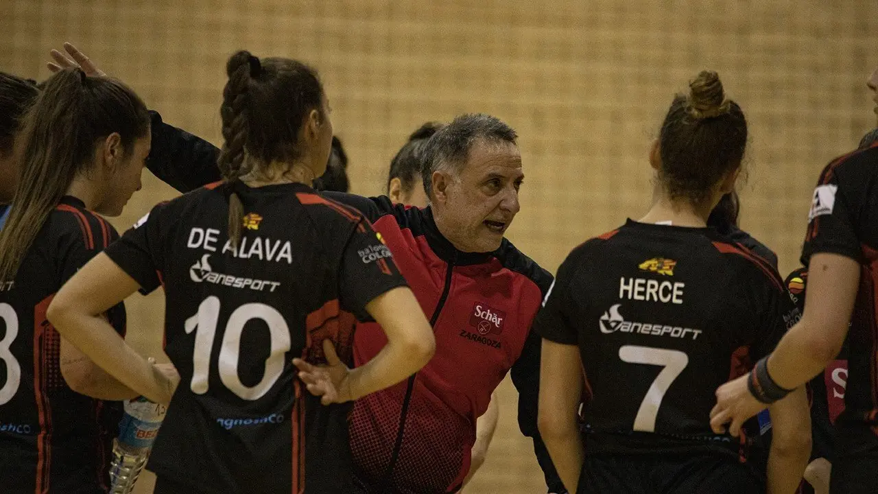 Juan Luis Garc&iacute;a Fern&aacute;ndez da instrucciones a sus jugadoras. Foto: Sch&auml;r Zaragoza
