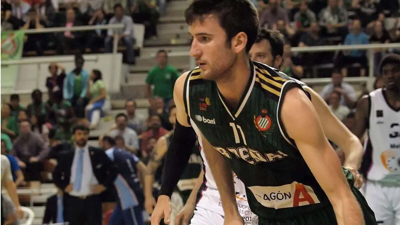 Joan Pardina, con Pe&ntilde;as Huesca, con el bal&oacute;n en el tercer partido de la final de LEB Oro | Foto: C.Pascual