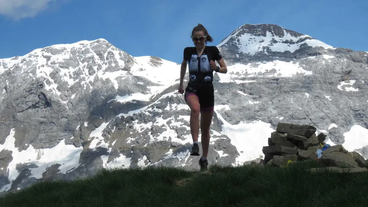 Virginia P&eacute;rez, desde la cima del Toronzu&eacute;, con Tende&ntilde;era al fondo. Foto: Monras&iacute;n