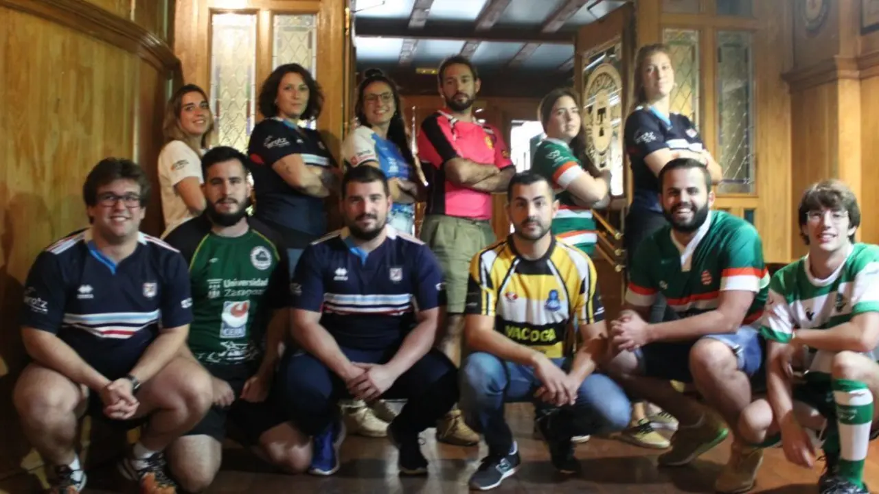 Los capitales de los equipos masculinos y femeninos, al inicio de la temporada. Foto: Rugby Arag&oacute;n