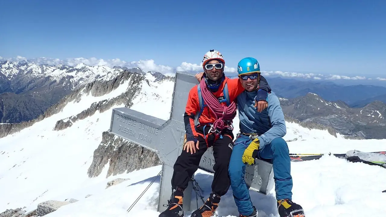 Jonatan Garc&iacute;a y &Aacute;ngel Ferrillo, esta ma&ntilde;ana, en la cruz del Aneto. Foto: Cedida