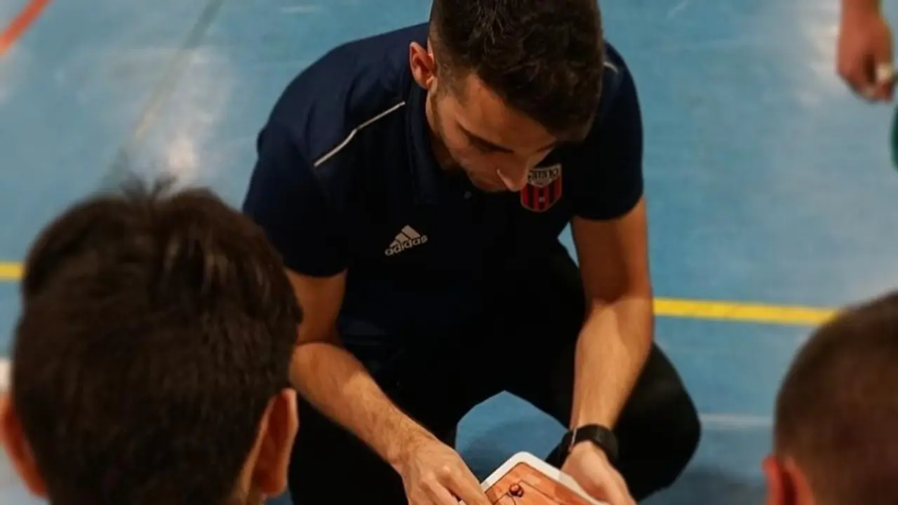 Jorge Palos, en la imagen, plantea una jugada a su equipo. Foto: Cedida
