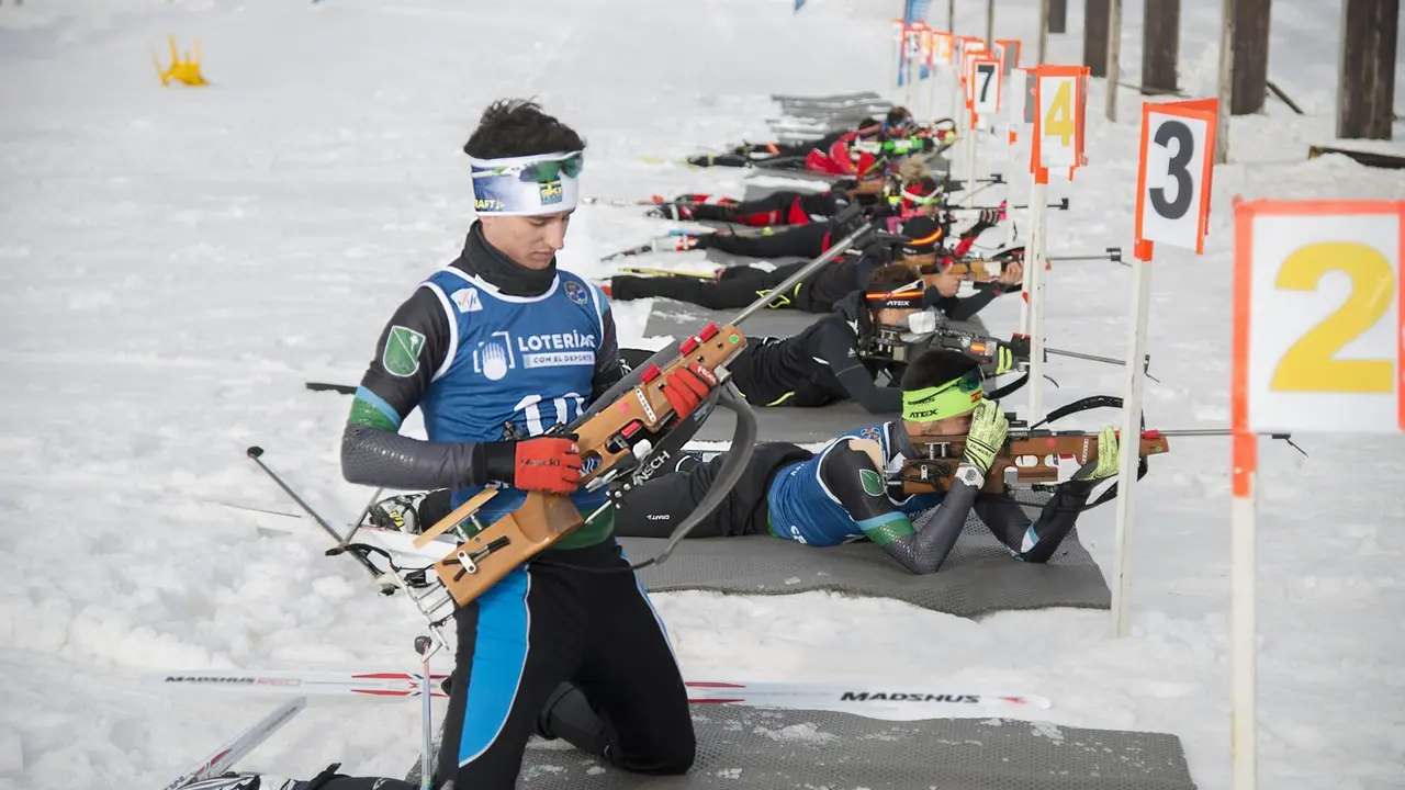 Templar las pulsaciones para no fallar y acelerar para ser el m&aacute;s r&aacute;pido. El biathlon es un deporte espectacular. Foto: Isabel Mallor Serano