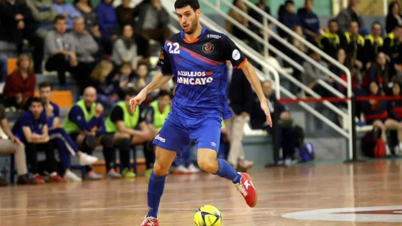 Pablo Trasobares conduce el bal&oacute;n. Foto: Rub&eacute;n Losada/Fotografiarte