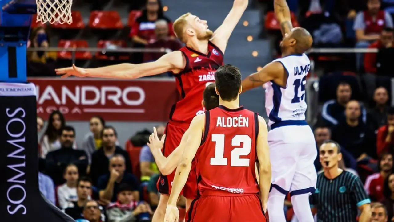 Tryggvi Hlinasson tapona durante un partido en el Pr&iacute;ncipe Felipe | Basket Zaragoza