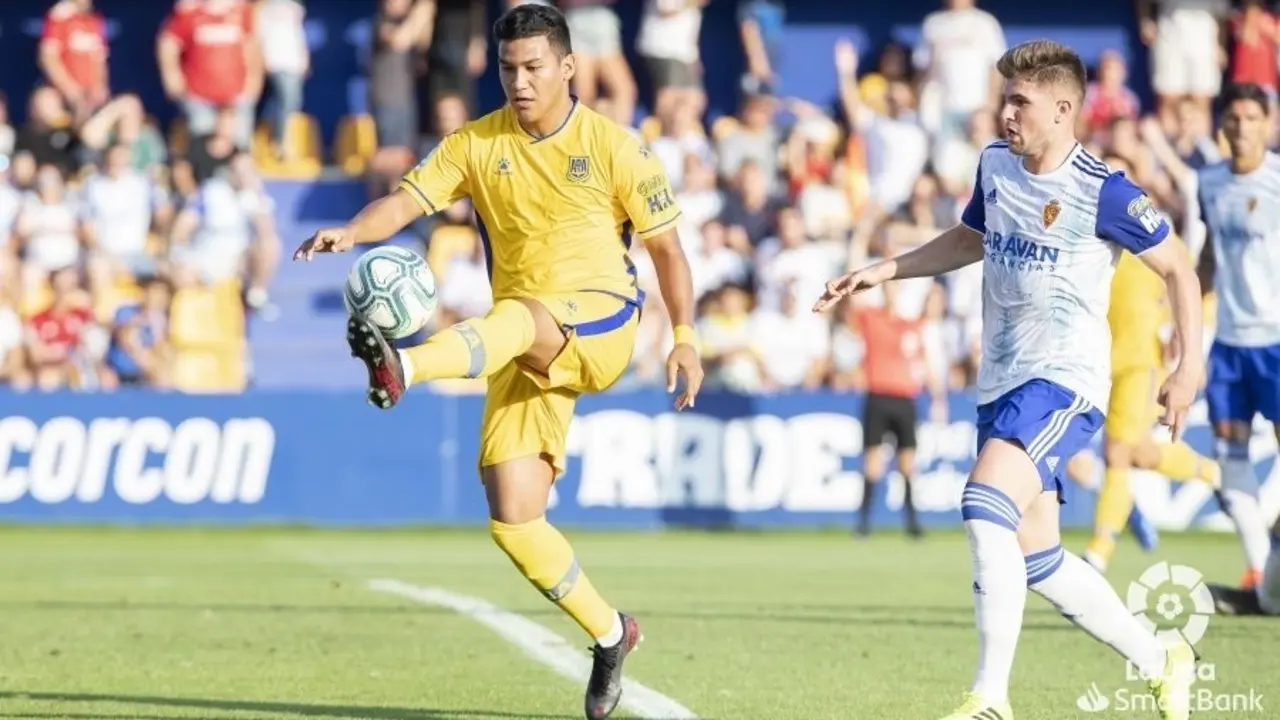 Ra&uacute;l Guti en una jugada del partido en Santo Domingo de la primera vuelta. Foto: LaLiga SmartBank