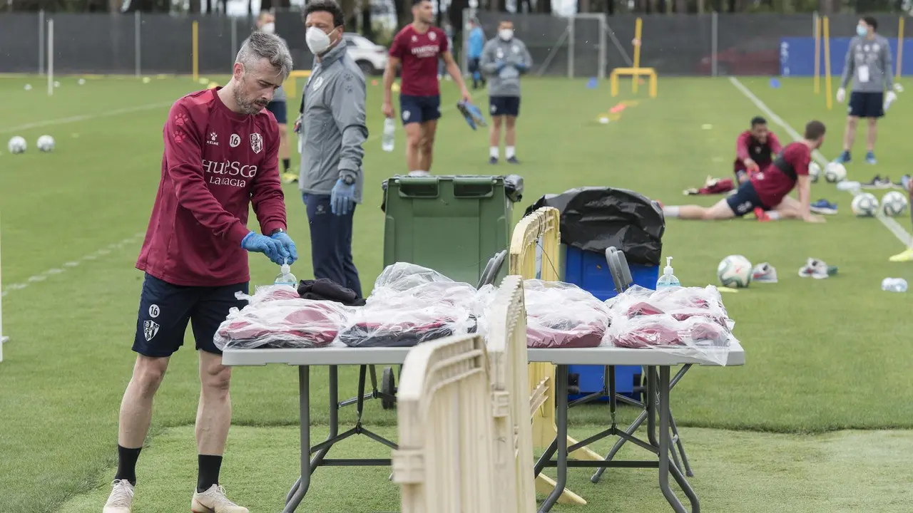 Luisinho aplicando las medidas sanitarias necesarias. | Foto: LaLiga