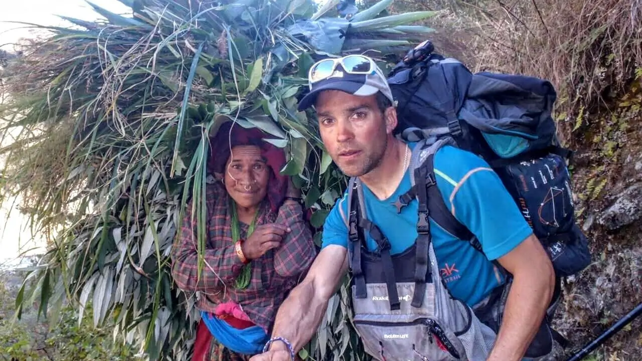 I&ntilde;igo Iruretagoiena 'Iru' autofotograf&iacute;ado con una mujer nepal&iacute;. Foto: 'Iru' 