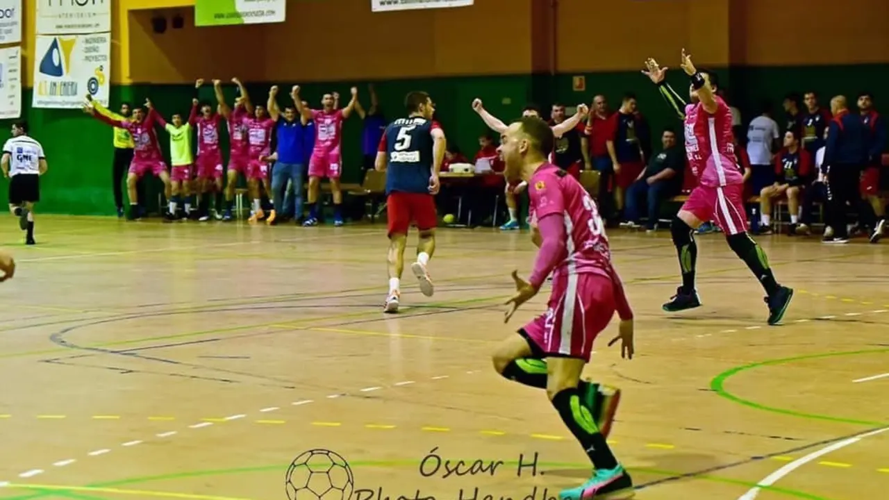 Jugadores del BM tarazona celebran un triunfo sobre el 40x20. Foto: &Oacute;Scar H. Photo Handball FB