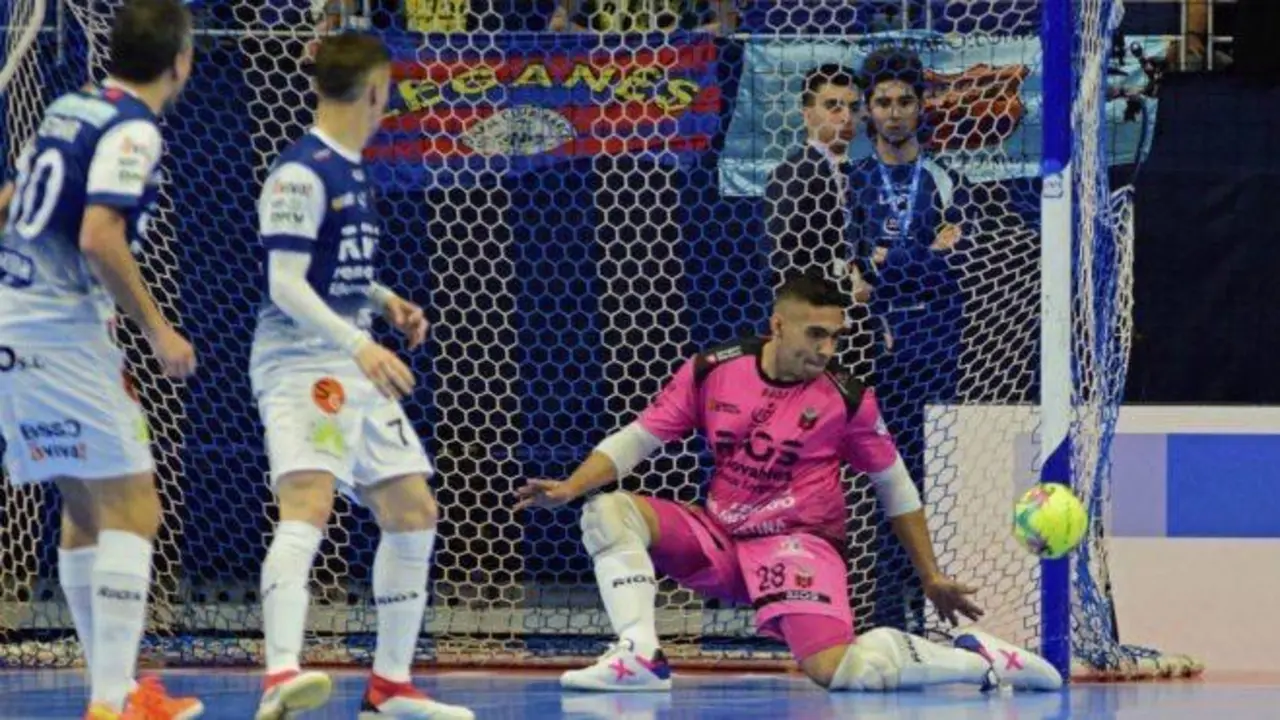 Adri&aacute;n Pereira, en un partido con el AD Sala 10