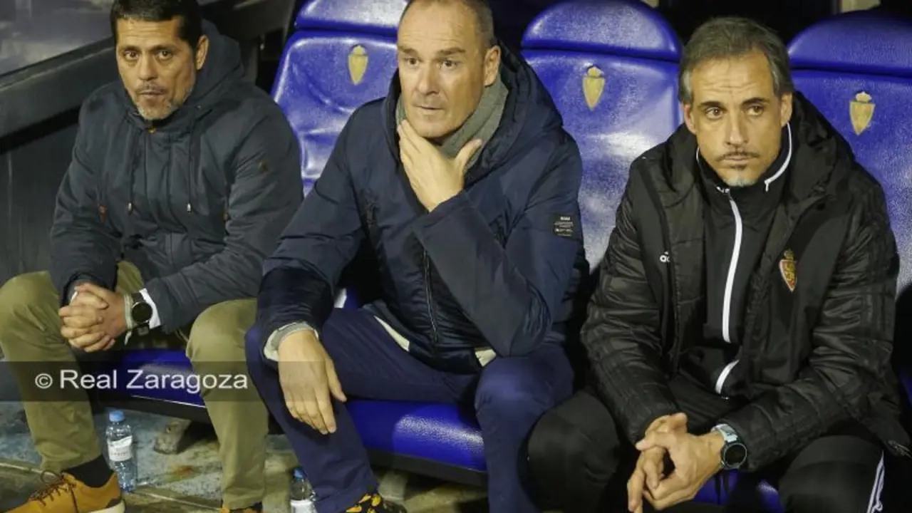 Loreto, a la izquierda, junto a V&iacute;ctor Fern&aacute;ndez y Roberto Cabellud en el banquillo de La Romareda en un partido ante el CD Numancia. Foto: Tino Gil / Real Zaragoza
