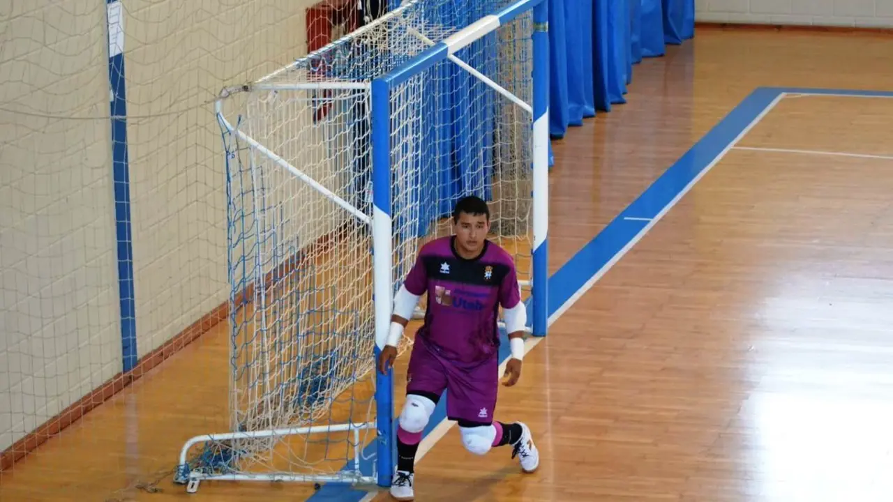 Dani &Aacute;lvarez bajo palos