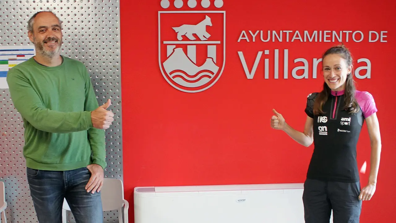 El alcalde de Villan&uacute;a y la corredora por monta&ntilde;a, en la firma del acuerdo. Foto: Ayuntamiento Villan&uacute;a