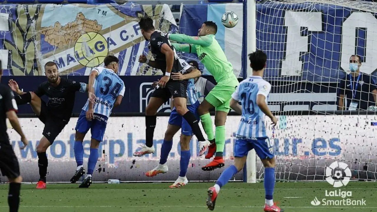 Rafa Mir cabecea para sentenciar con el ter gol del Huesca el partido disputado contra el M&aacute;laga en la localidad andaluza. | Foto: LaLiga