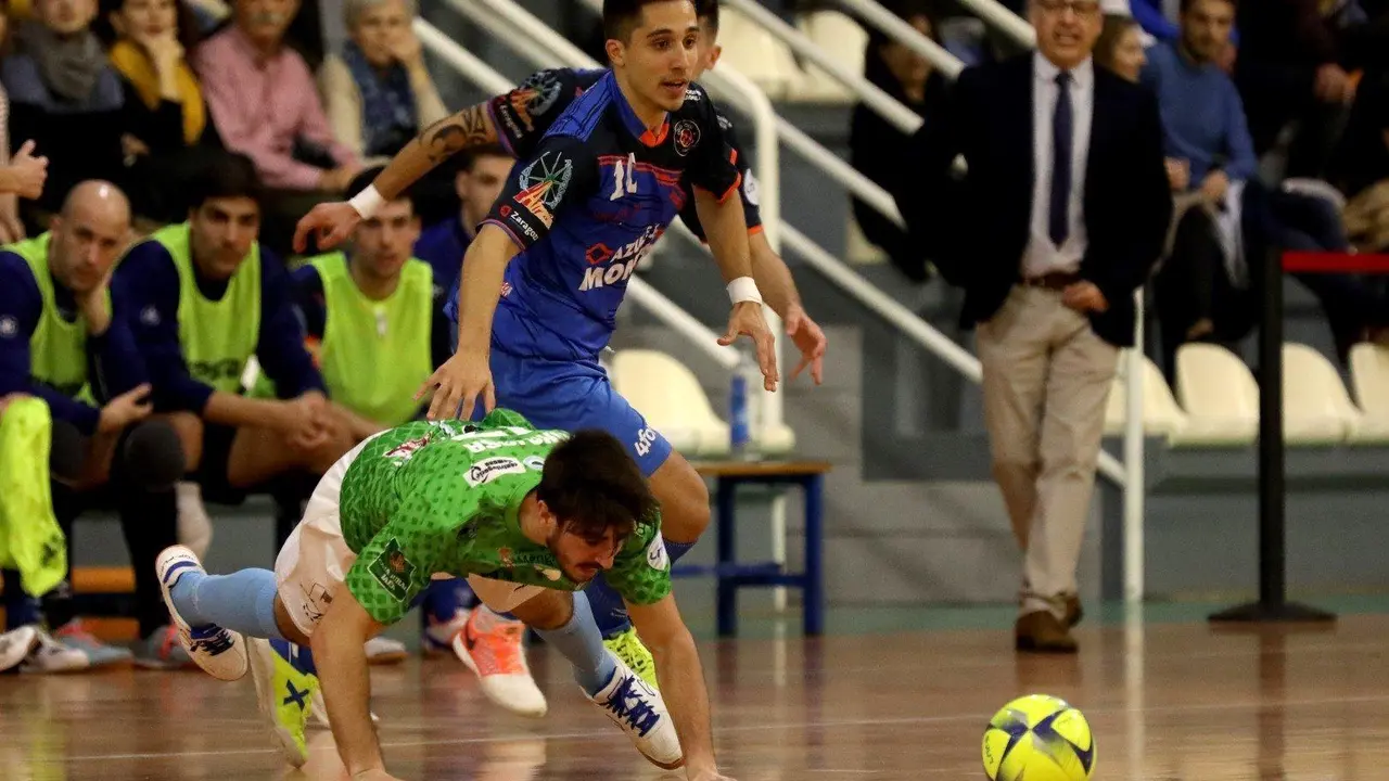 Diego Pardo, que firmar&aacute; su s&eacute;ptima campa&ntilde;a con el Colo Colo, supera a un rival. Foto: Rub&eacute;n Losada/FotografiArte