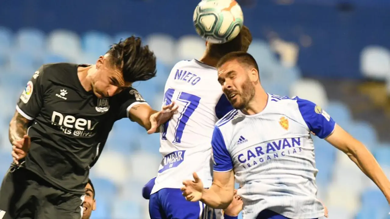 Atienza en una jugada ante el Alcorc&oacute;n. Foto: Real Zaragoza