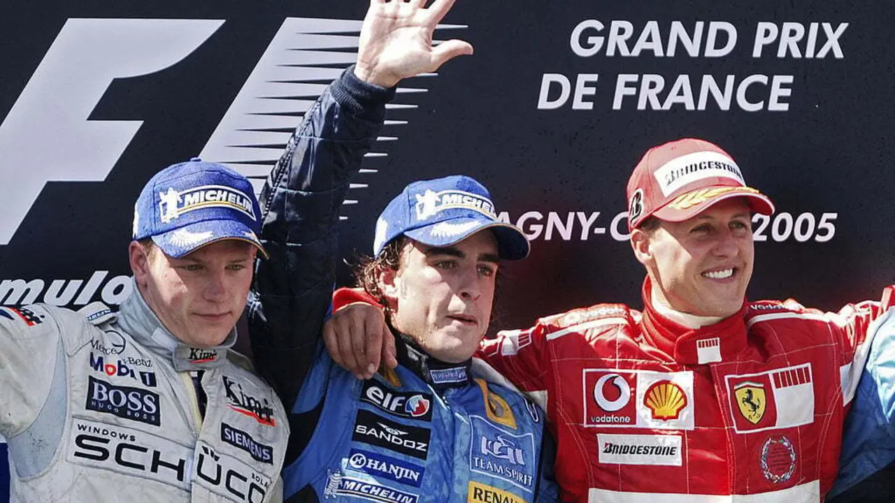 Fernando Alonso (Renault), escoltado por Raikkonen (McLaren) y Schumacher (Ferrari) en el podio del GP Francia 2005. Foto: Movistar F1